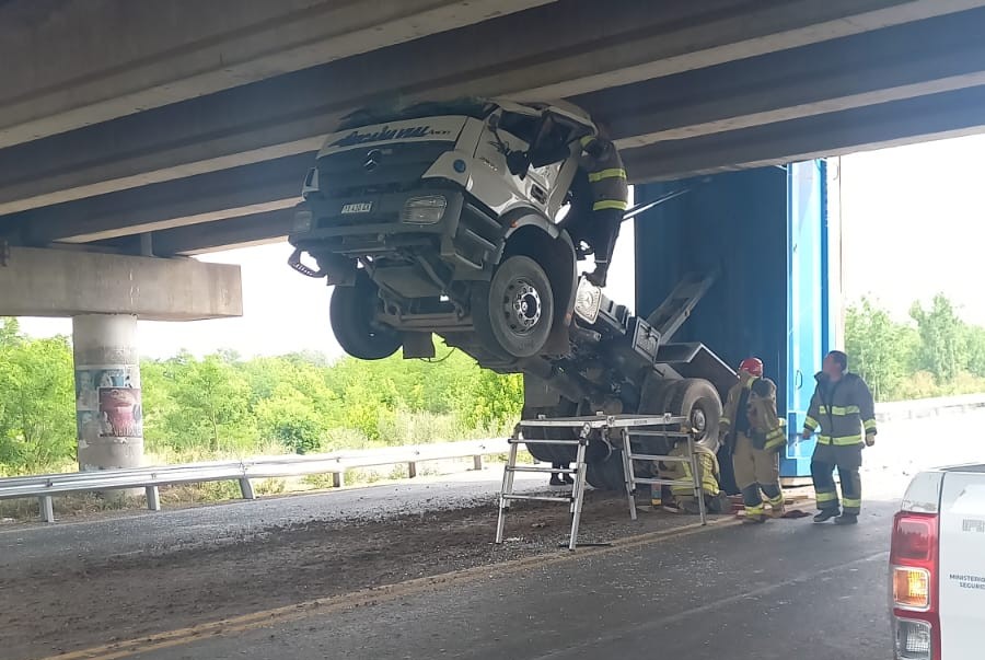 Impresionante accidente con un camión