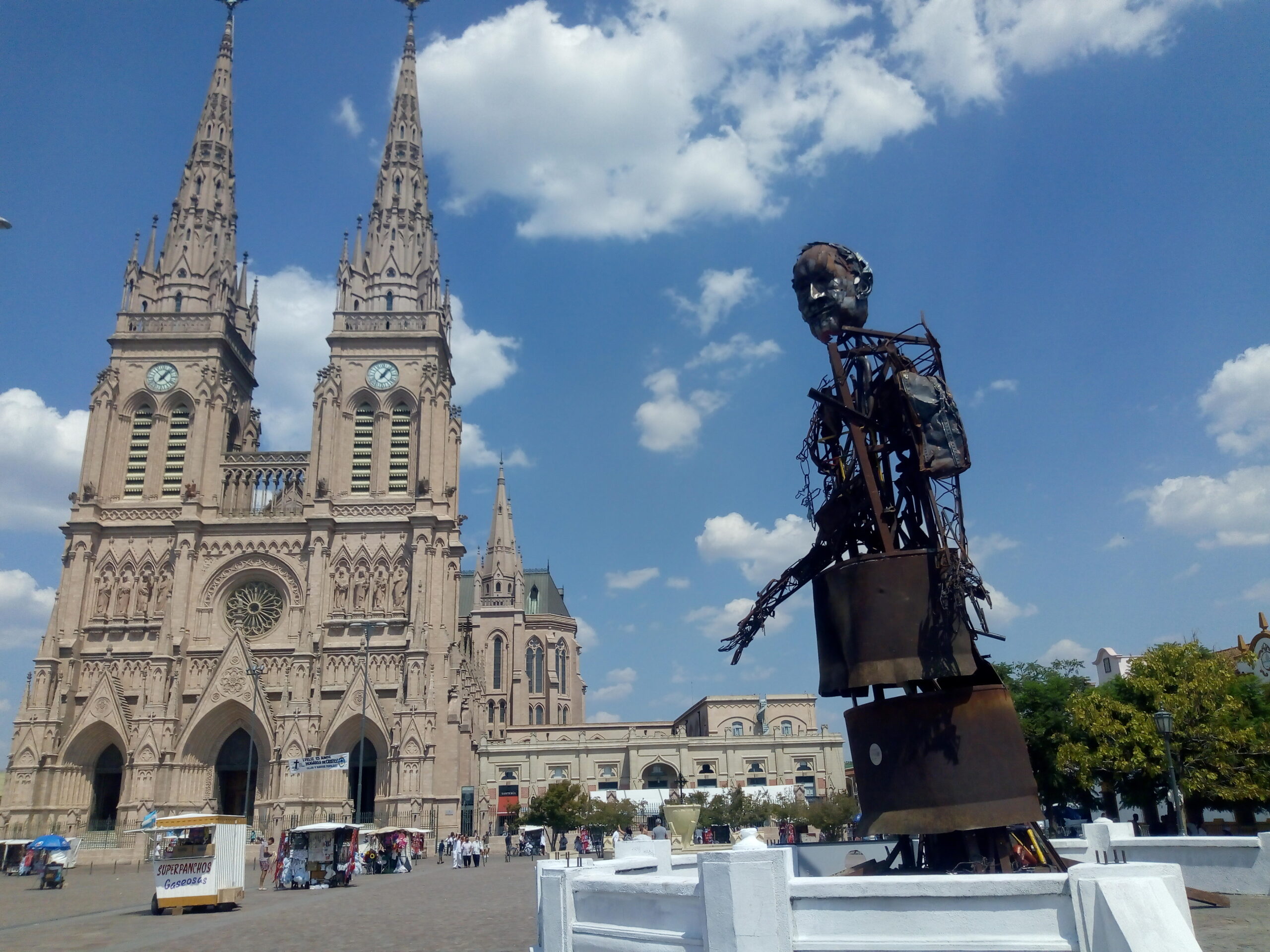 Realizan una escultura del Papa Francisco en la Plaza Belgrano