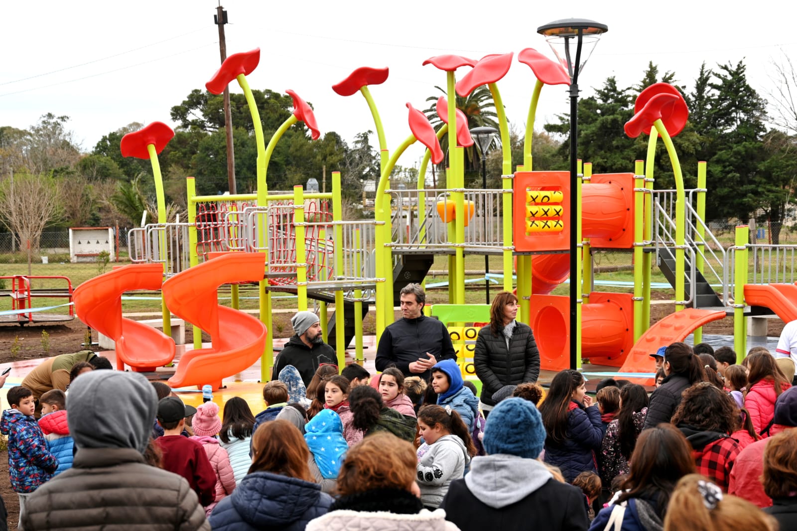 El Intendente inauguró los nuevos juegos infantiles de la plaza de Torres 