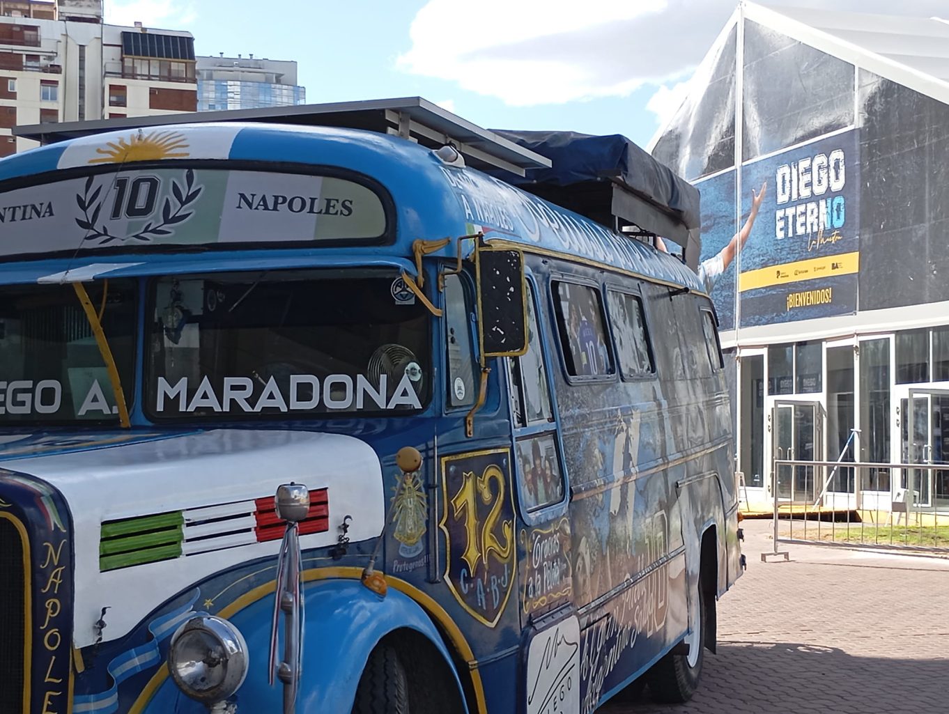 “Pelusa por el mundo”: Una familia mercedina sigue en un viaje en homenaje a Maradona