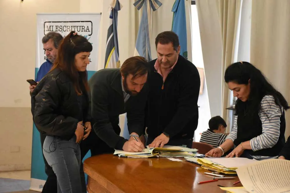 Suipacha: familias acceden al título de propiedad de sus hogares
