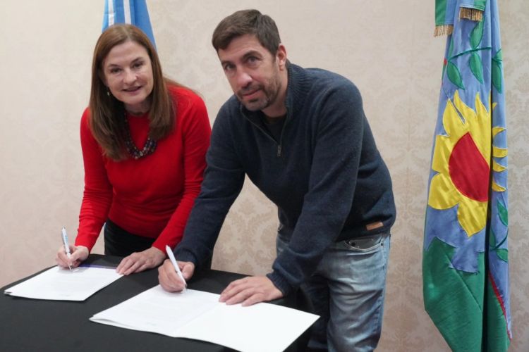Mercedes: Ustarroz y ministra Diaz firmaron convenios por obras y políticas de genero