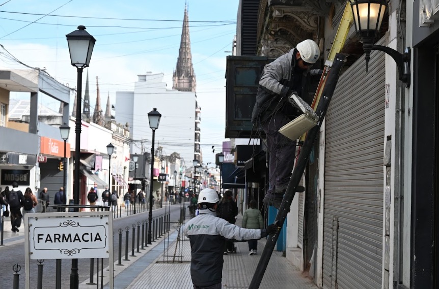 El Municipio de Luján y empresas de servicios avanzan con el retiro de cableado e instalaciones obsoletas en el centro
