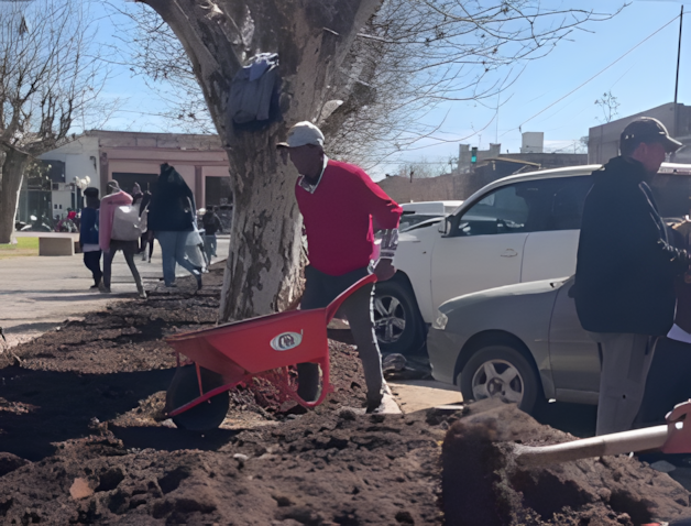 Navarro: Trabajos de nivelación y parquización en la Plaza San Lorenzo